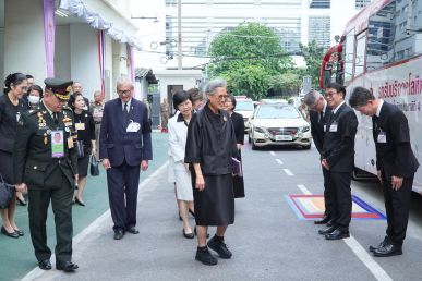 สมเด็จพระกนิษฐาธิราชเจ้า กรมสมเด็จพระเทพรัตนราชสุดา ฯ สยามบรมราชกุมารี พระราชทานพระราชวโรกาสให้ คณะบุคคลเฝ้าฯ น้อมเกล้าฯ ถวายรถรับบริจาคโลหิต
