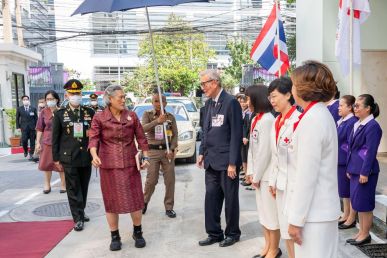 หน่วยงานผู้สนับสนุน เฝ้าทูลละอองพระบาท น้อมเกล้าฯ ถวายรถรับบริจาคโลหิตเคลื่อนที่ จำนวน 2 คัน รวมมูลค่า 16 ล้านบาท เพื่อใช้ในกิจการของศูนย์บริการโลหิตแห่งชาติ